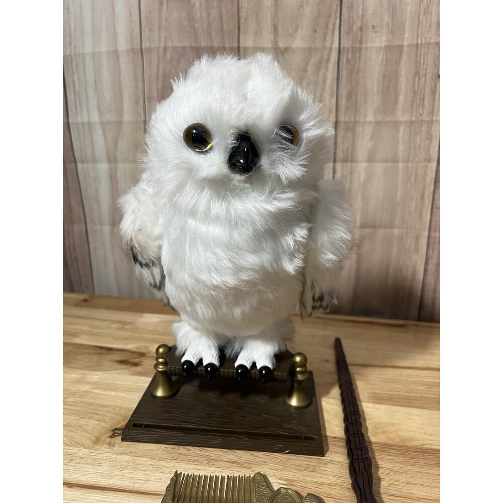Harry Potter Enchanting Hedwig Interactive Owl with Movement Sounds Plus Wand - Picture 2 of 10